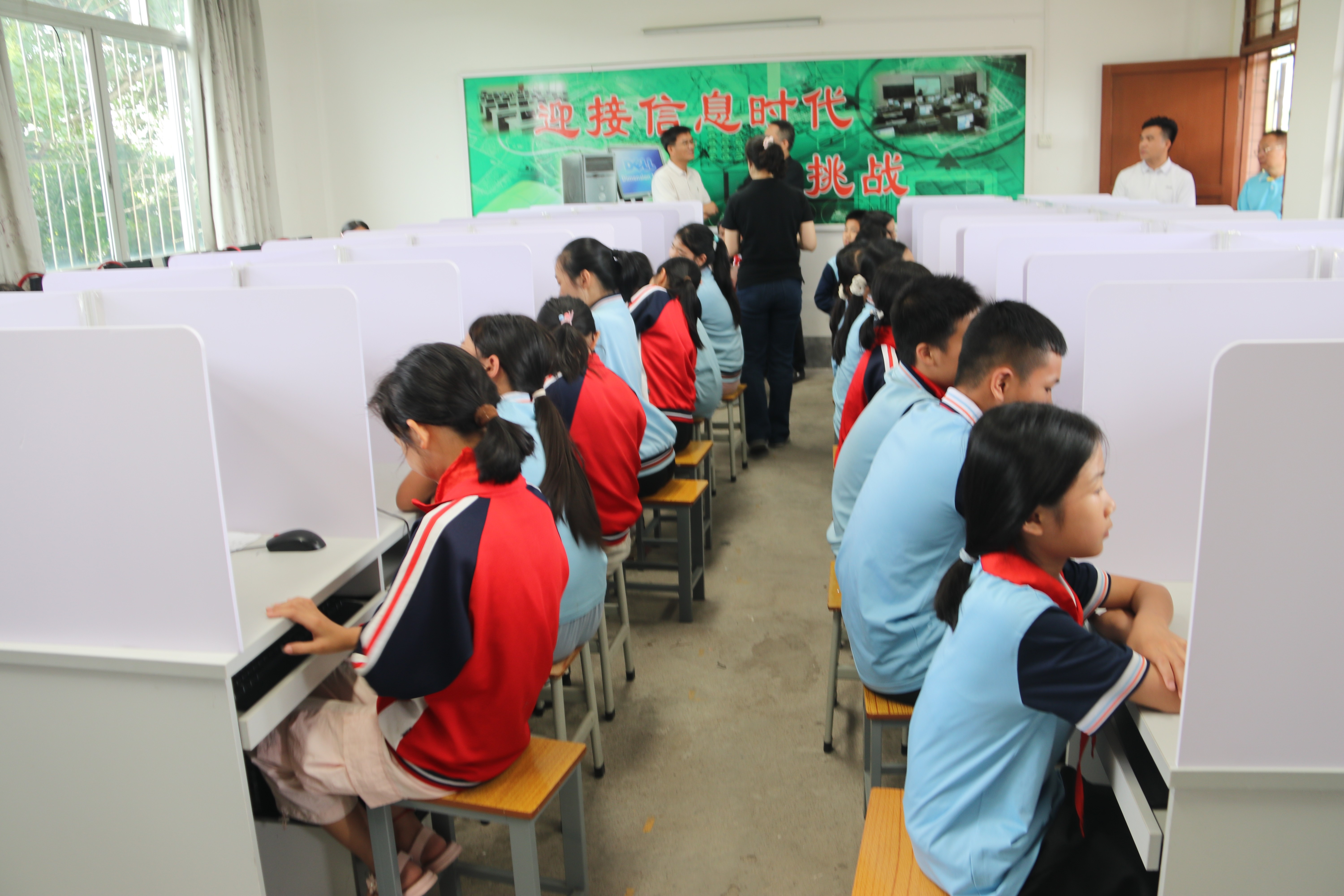 第二百四十六至二百四十七期“綠色愛心電腦教室”標準電腦41套（浙江省艾迪西公益基金會 ）